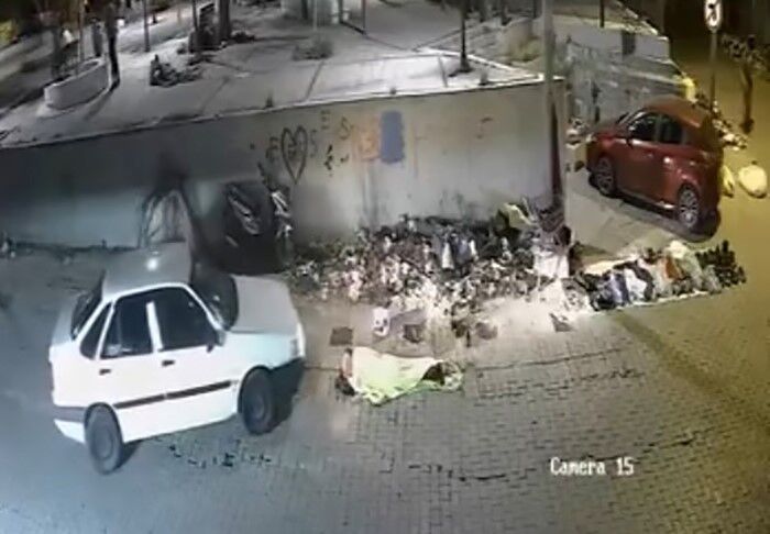 Kaldırımda Mucize Kurtuluş: Uyuyan Adamın Üzerinden Otomobil Geçti!