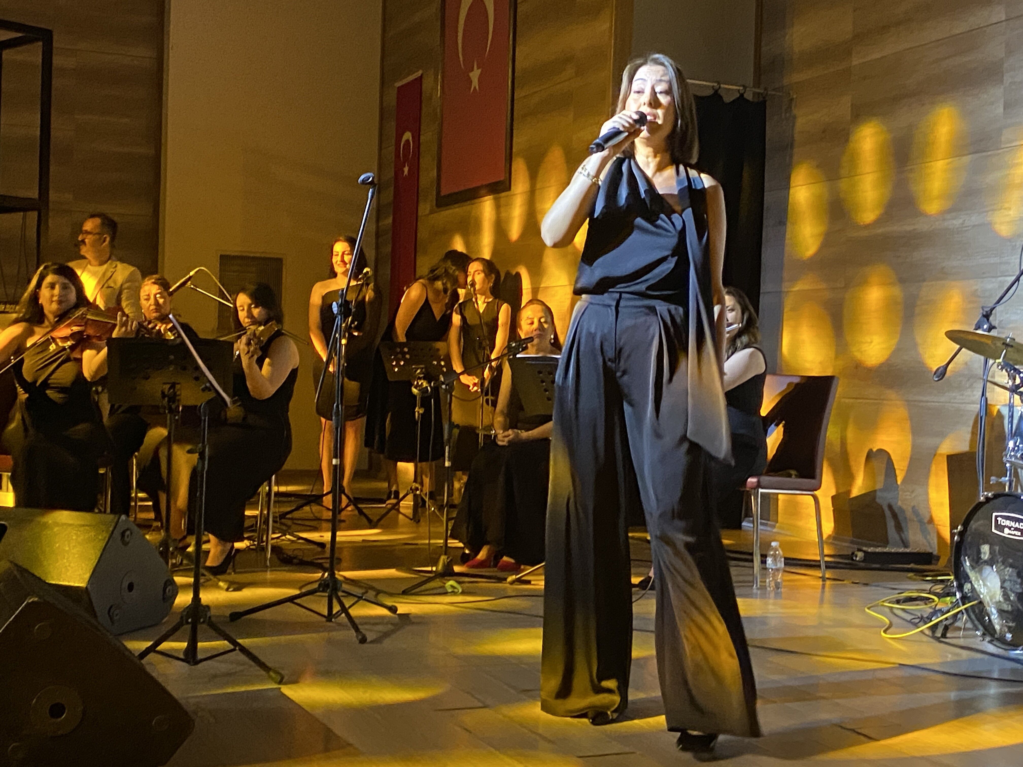 Alaşehir’de öğretmenlerden muhteşem konser: Maarif Orkestrası ayakta alkışlandı-1