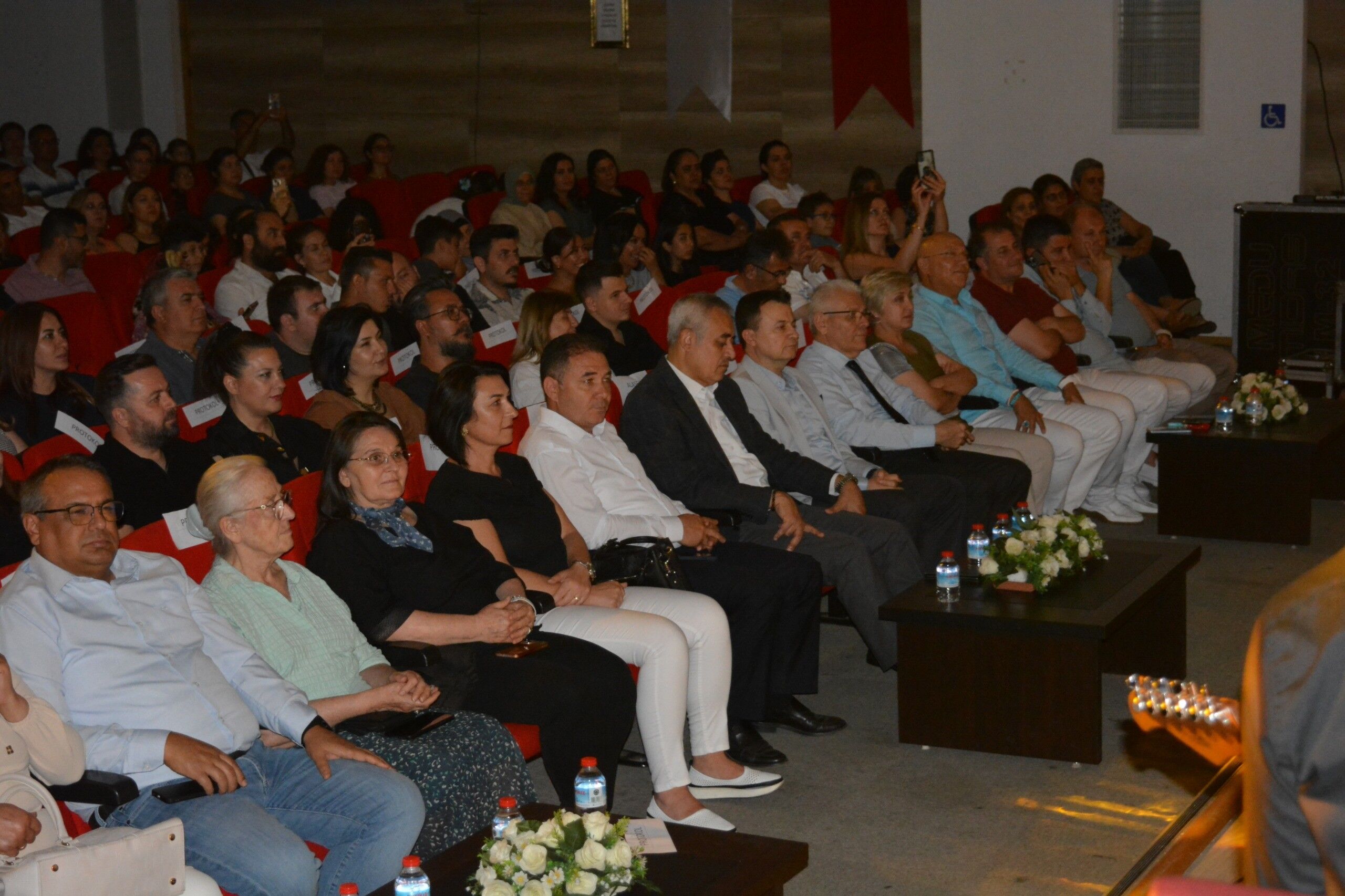 Alaşehir’de öğretmenlerden muhteşem konser: Maarif Orkestrası ayakta alkışlandı