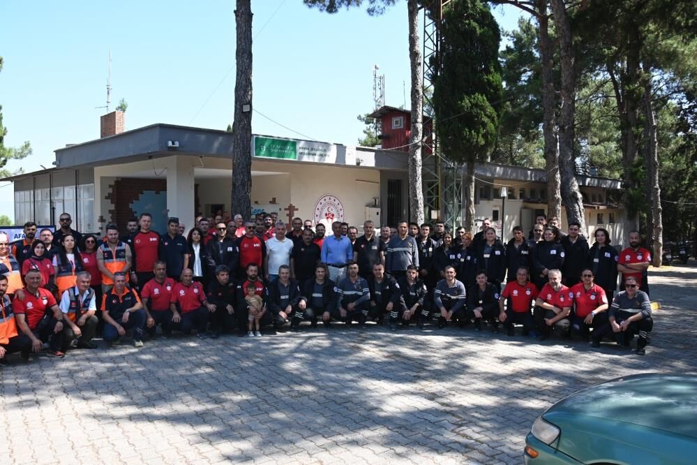 afet kahramanlarına akreditasyon arması takıldı