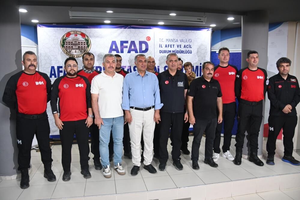 afet kahramanlarına akreditasyon arması takıldı