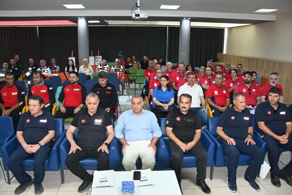 afet kahramanlarına akreditasyon arması takıldı-1