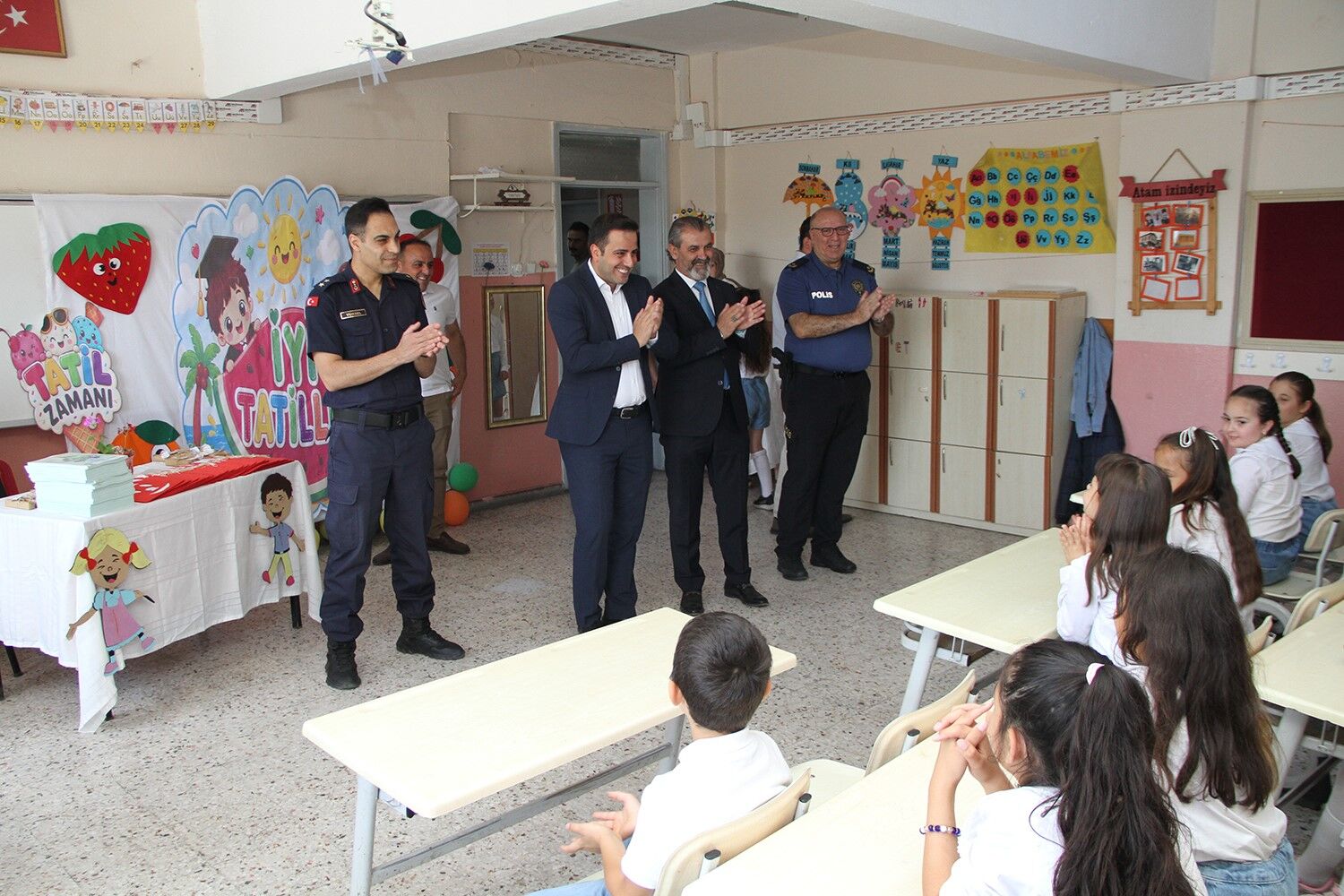 Kula'da çocukların karne sevincine Kaymakam Altuntaş'ta ortak oldu-.1