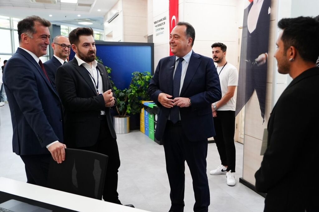 Akademi Manisa Kapılarını Açtı Gençler Teknolojiyle Geleceği Şekillendirecek (3)