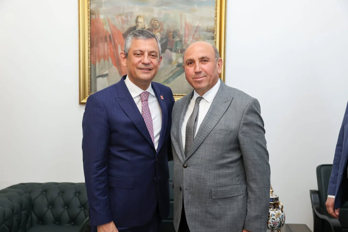 Başkan Akdeniz’den Özgür Özel’e Ziyaret (1)