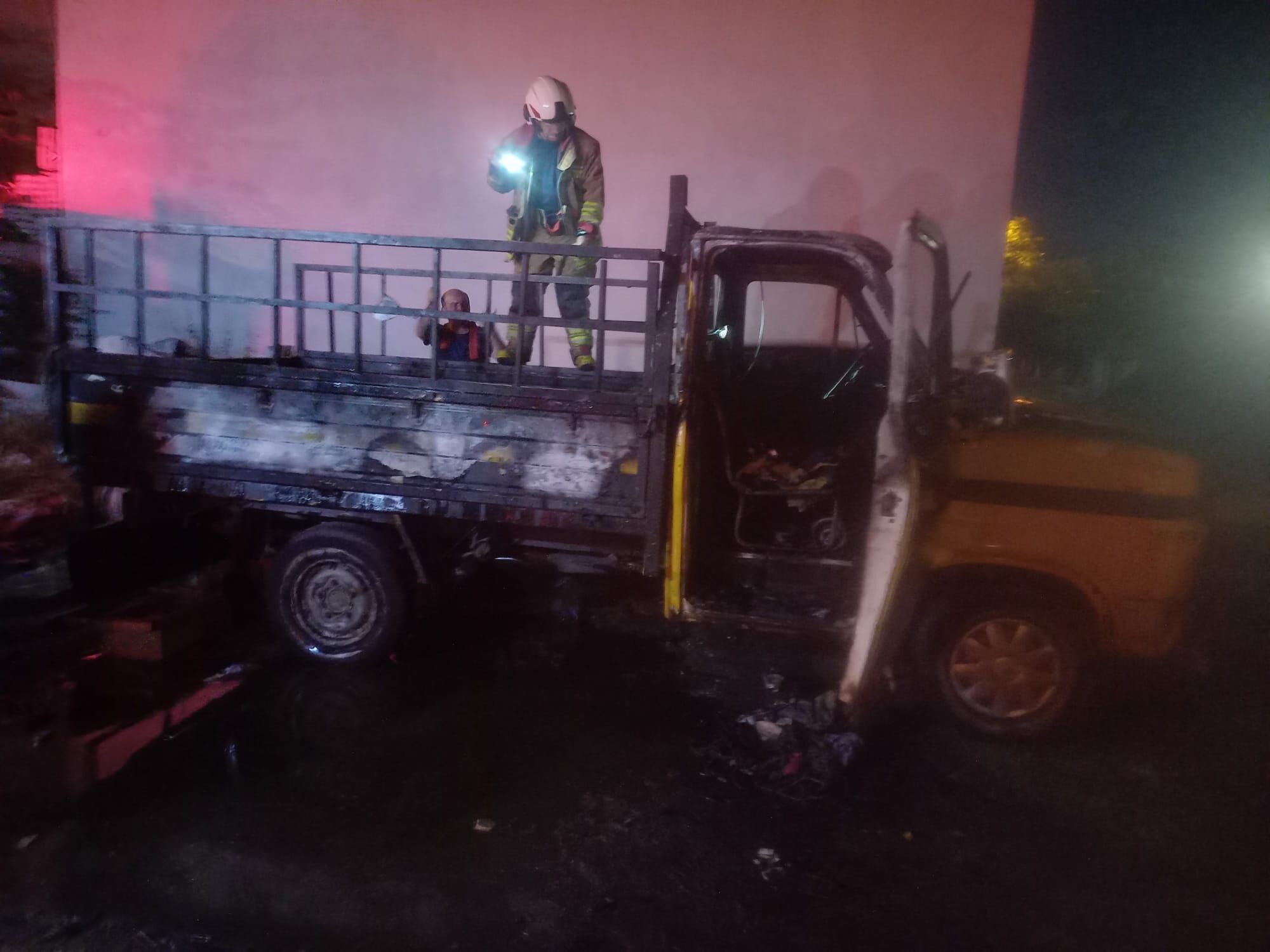 Manisa'da Korkutan Yangın: Karton Yüklü Kamyonet Küle Döndü!-2