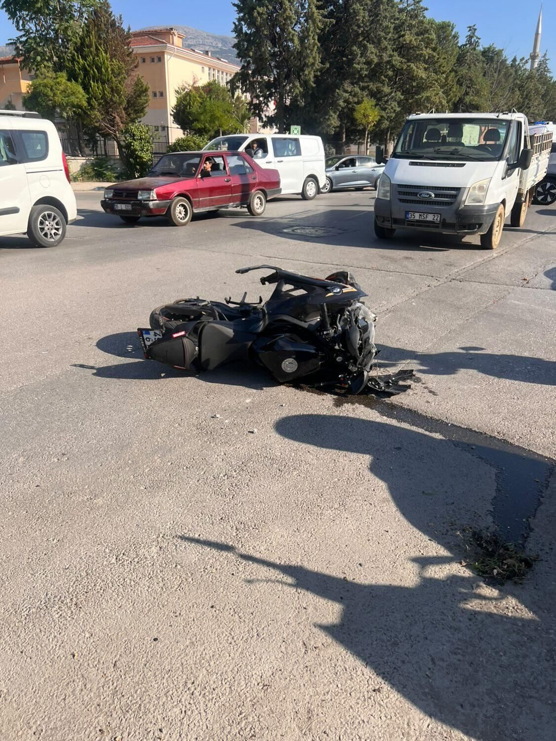 Manisa’da otomobil ile motosiklet çarpıştı: 1’i ağır 2 yaralı