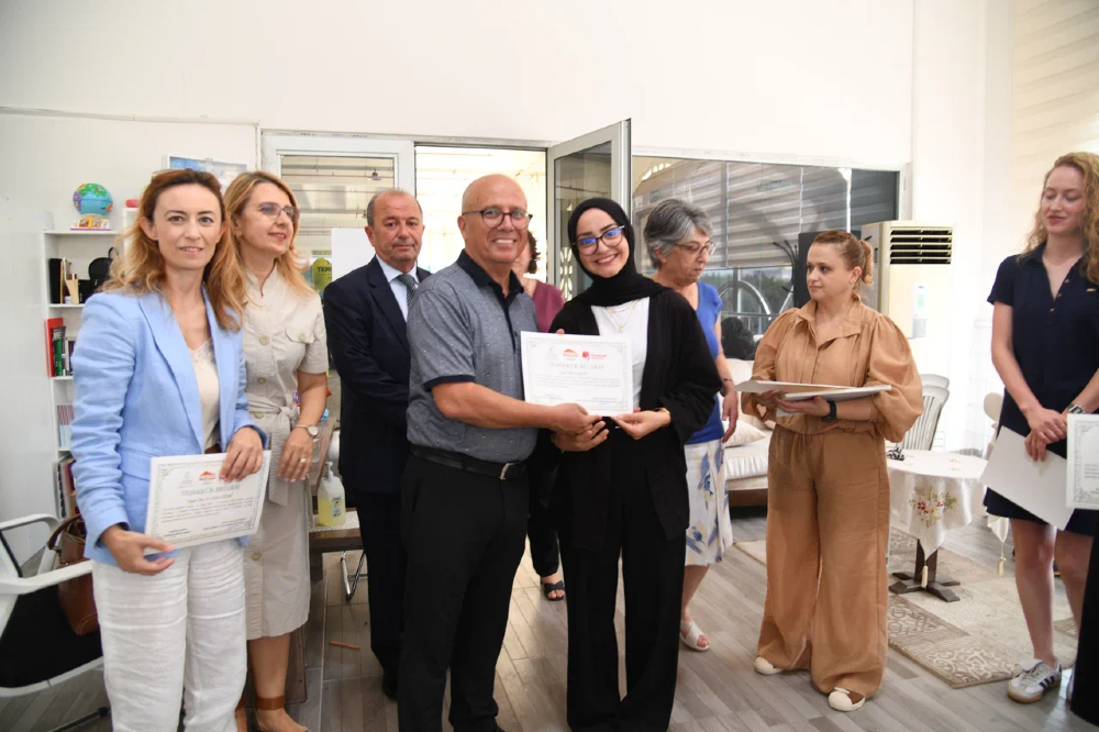 Yunusemre’de alzheimer hastalarına destek veren akademisyen ve öğrencilere teşekkür-.1