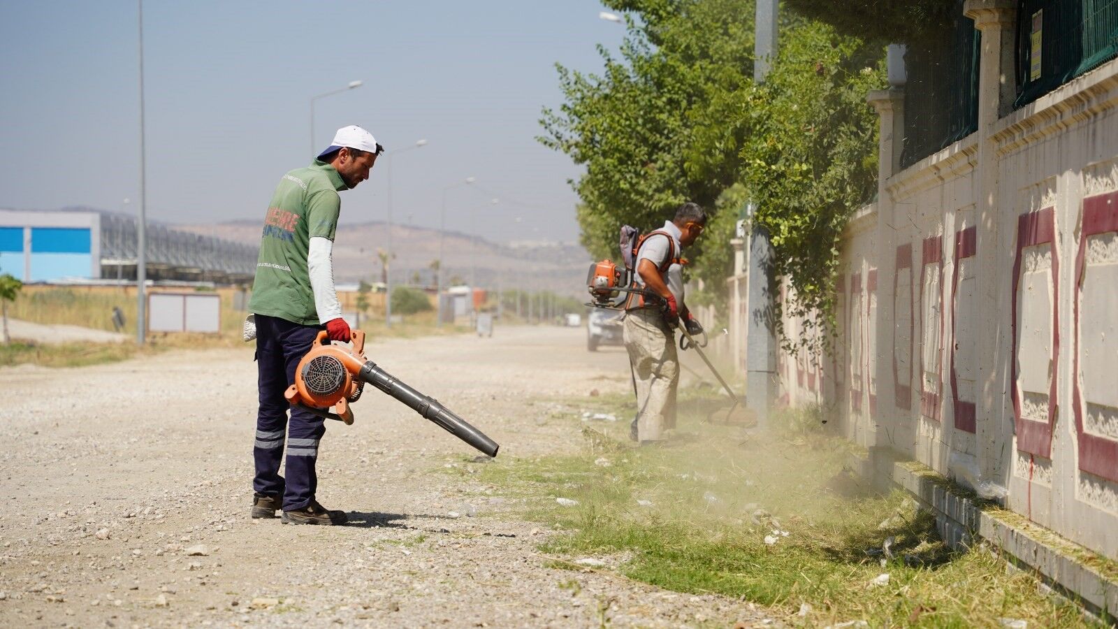 Karaali’de Yol Kenarları Temizlendi (2)