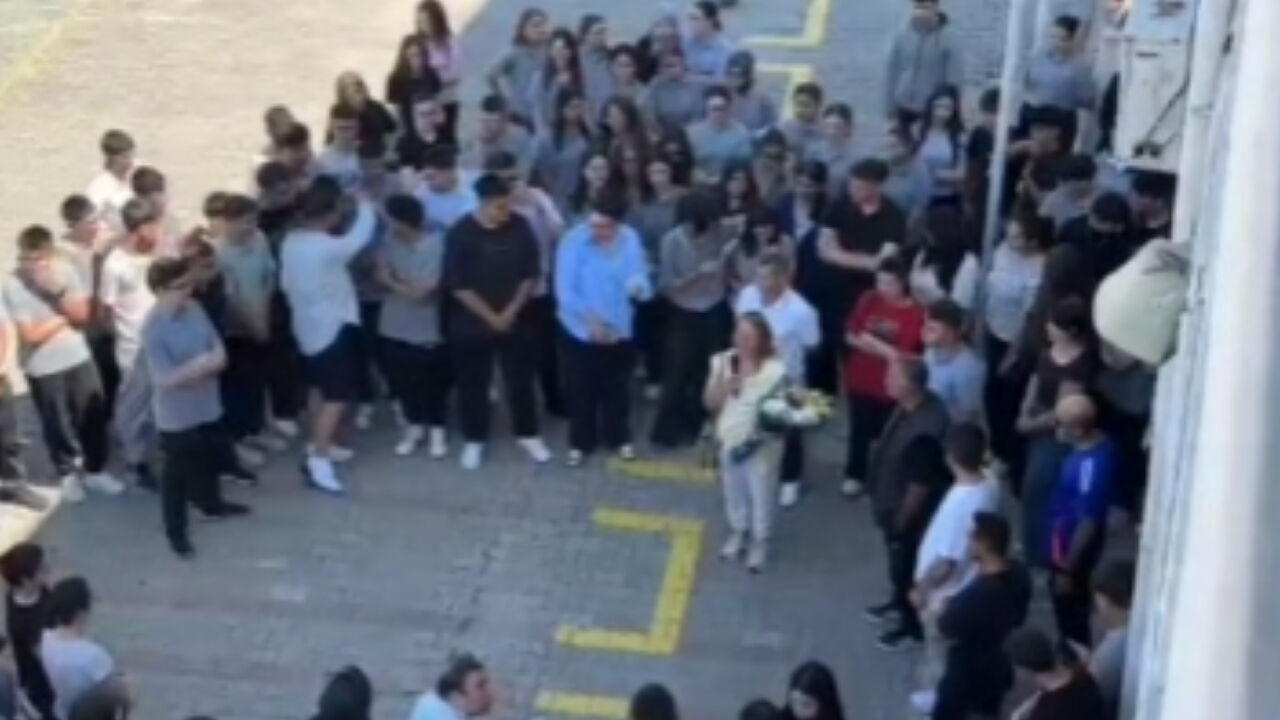 Kırkağaç’ta Çeyrek Asırlık Çınara Duygusal Veda! (2)