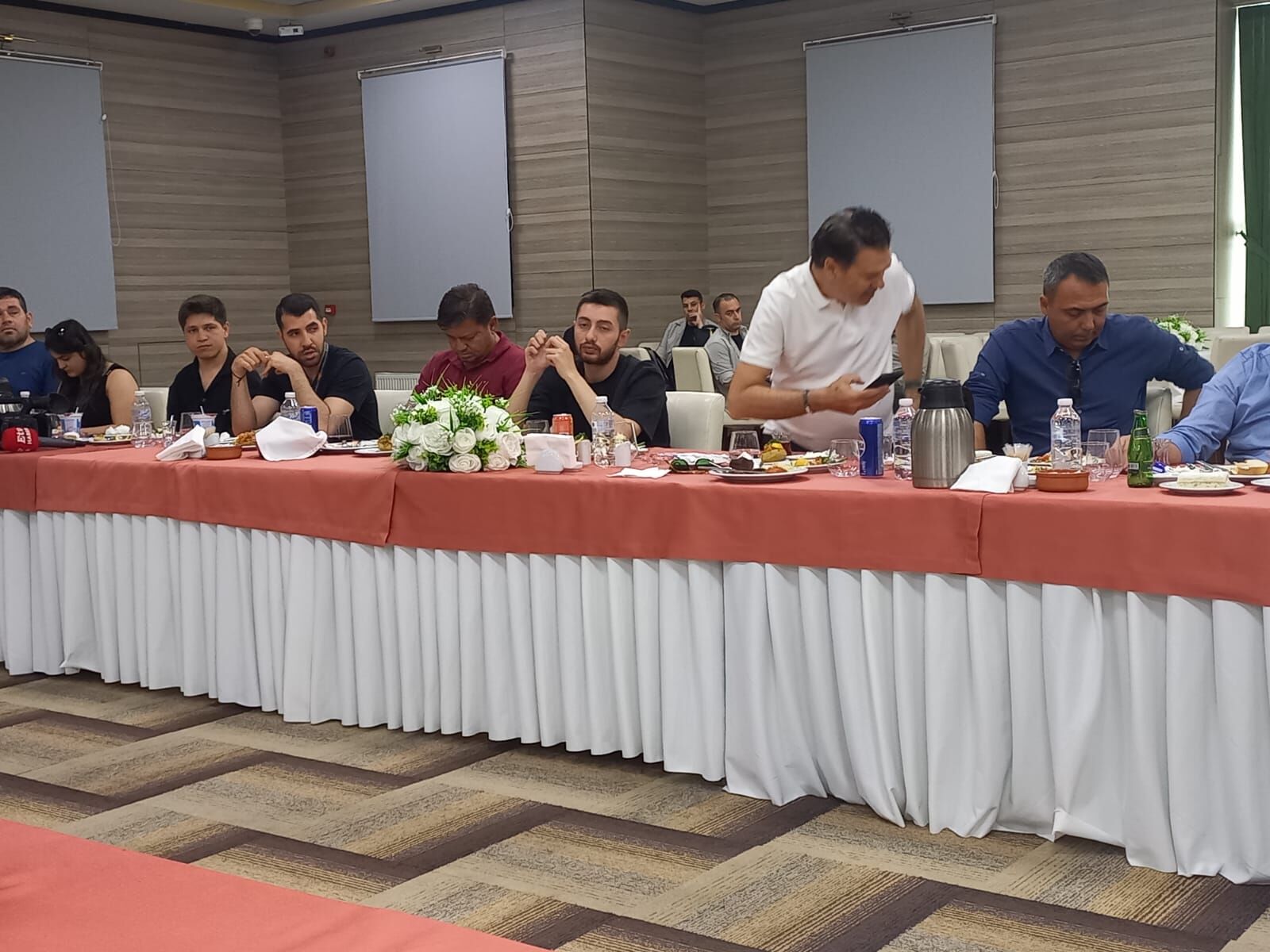 Manisa Emniyet Müdürü Adnan Karayel Manisa Basınıyla Polis Evinde Tanisma Yemeğinde Bukisstu (1)