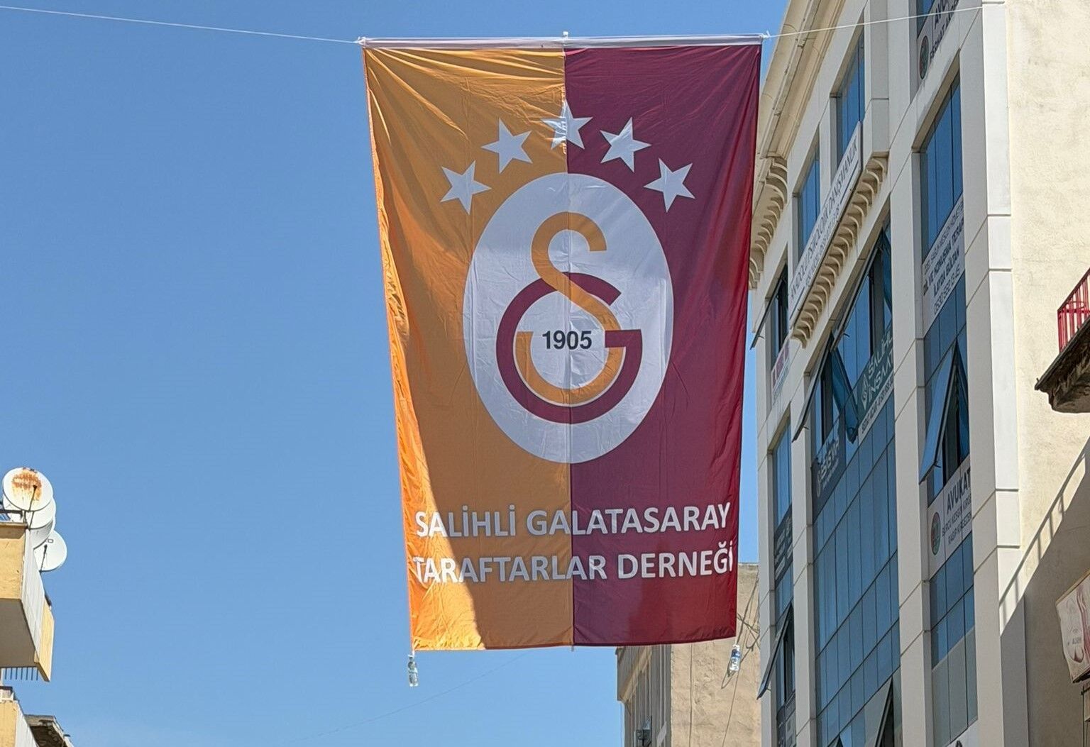 Manisa'da Caddelere Galatasaray Bayrakları Asıldı (1)