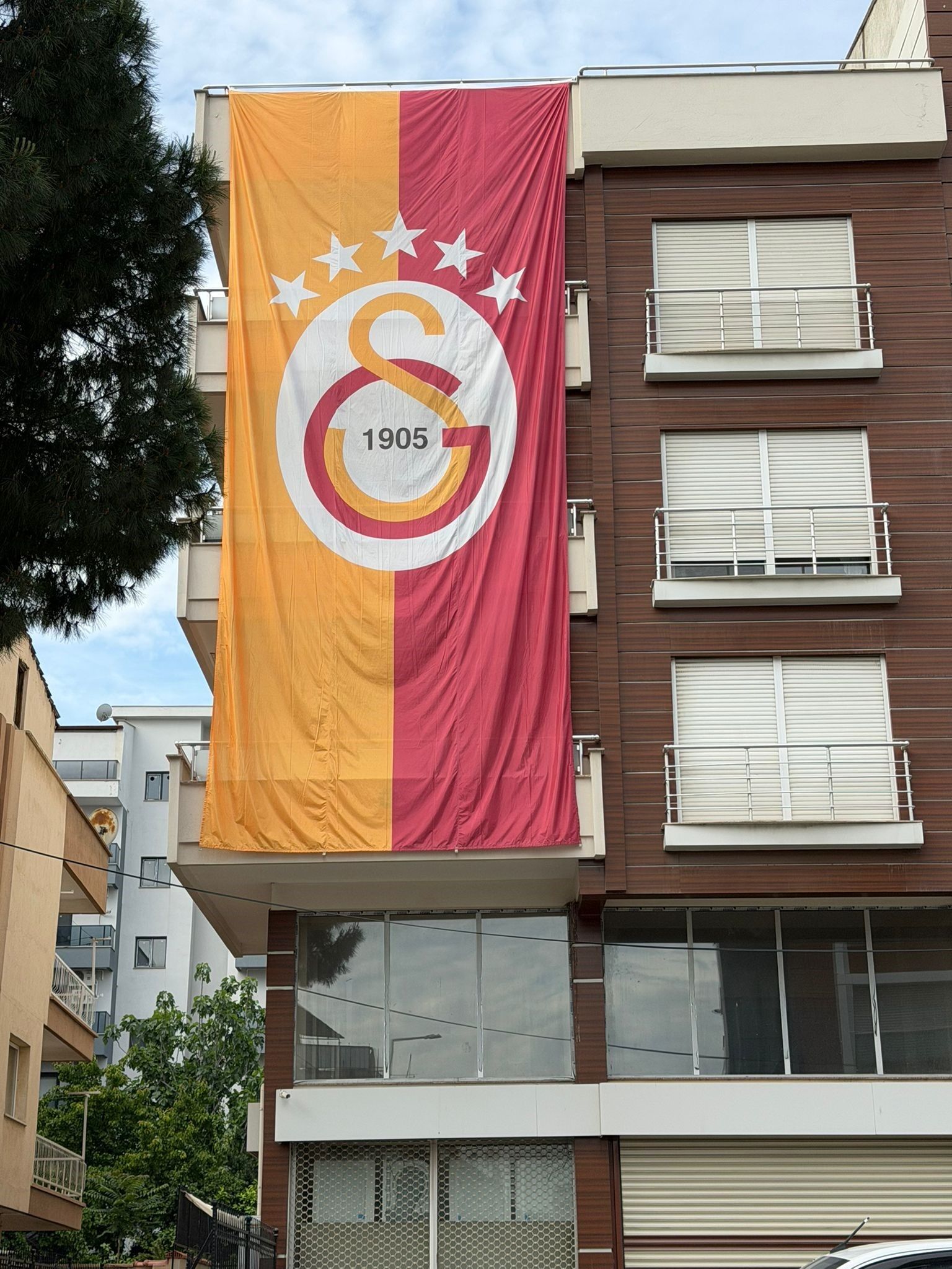 Manisa'da Caddelere Galatasaray Bayrakları Asıldı (2)