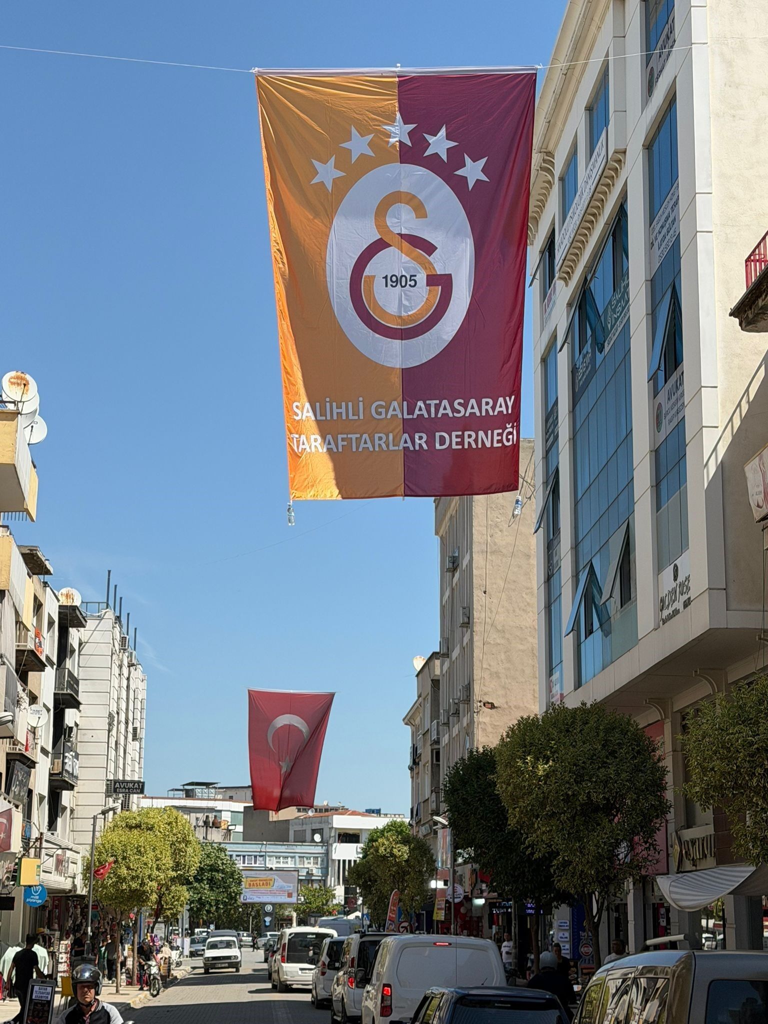 Manisa'da Caddelere Galatasaray Bayrakları Asıldı (3)