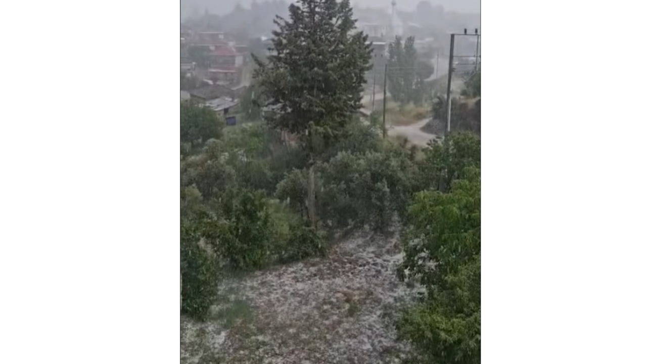 Manisa'da Ceviz Büyüklüğünde Dolu Yağdı! (1)