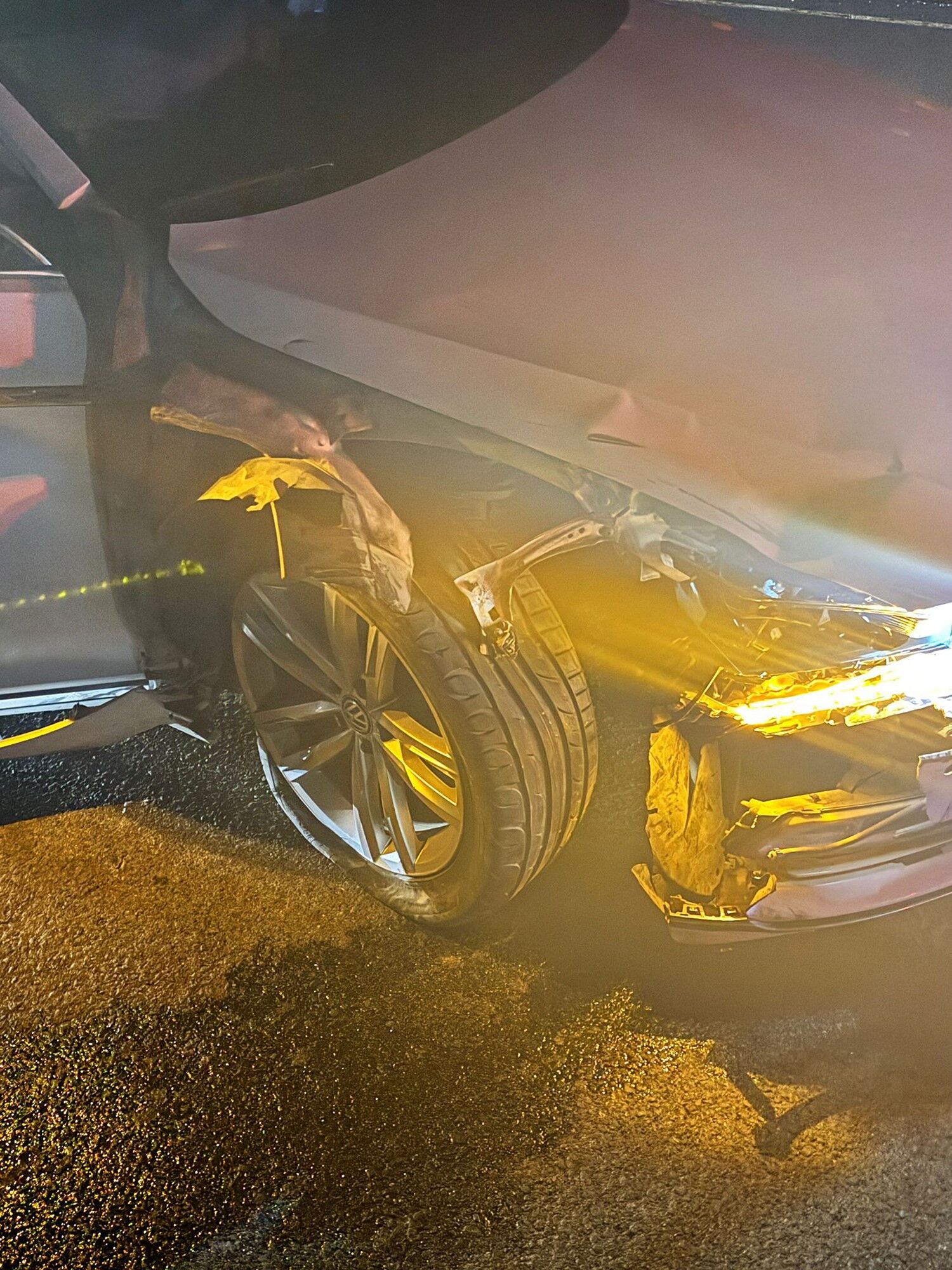 Manisa'da Otomobil Elektrikli Bisiklete Çarptı (1)
