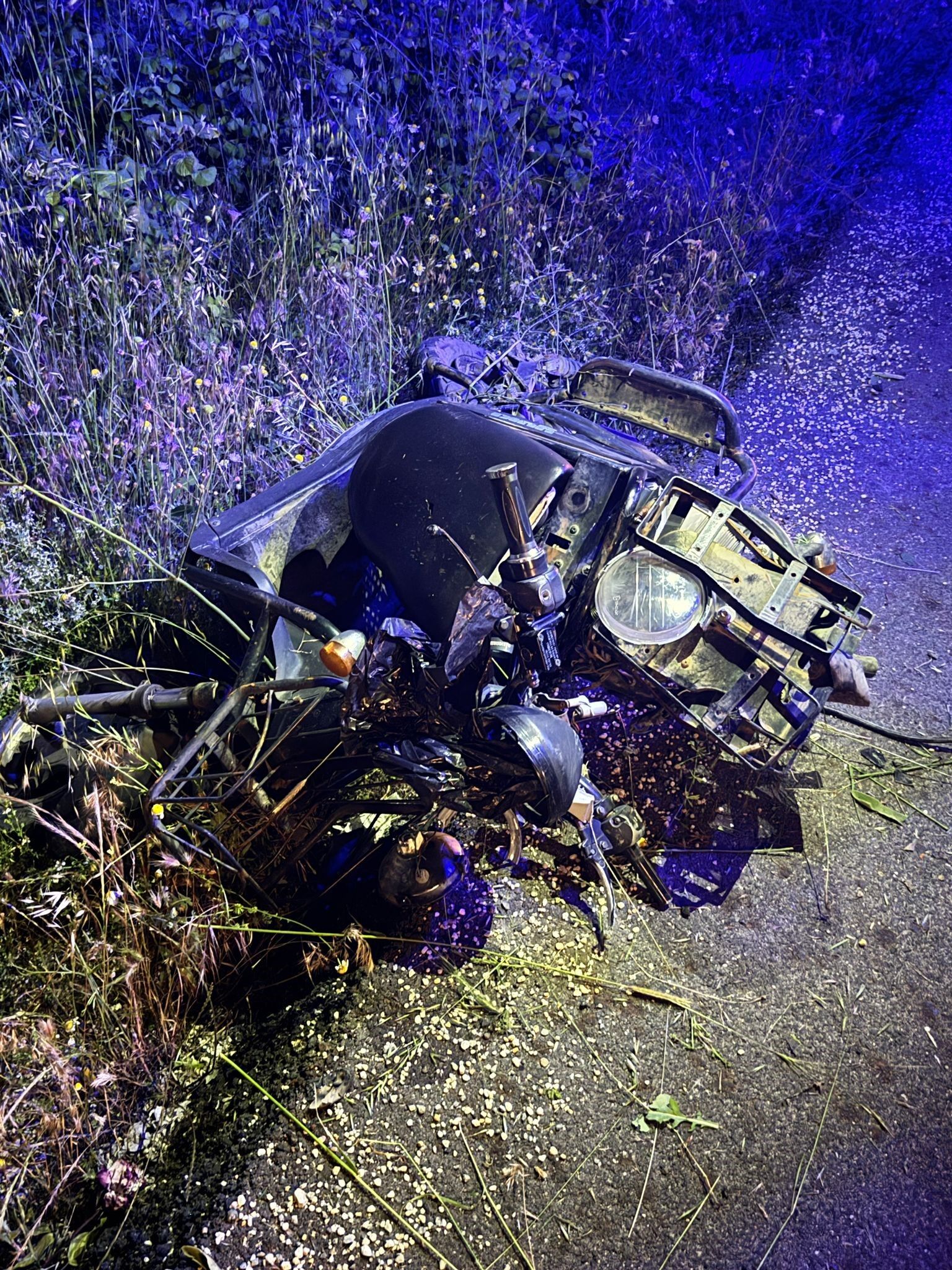 Manisa'da Otomobil Elektrikli Bisiklete Çarptı (2)