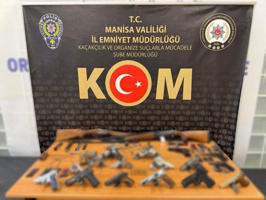 Manisa'da Silah Tacirlerine Darbe 3 Kişi Yakalandı