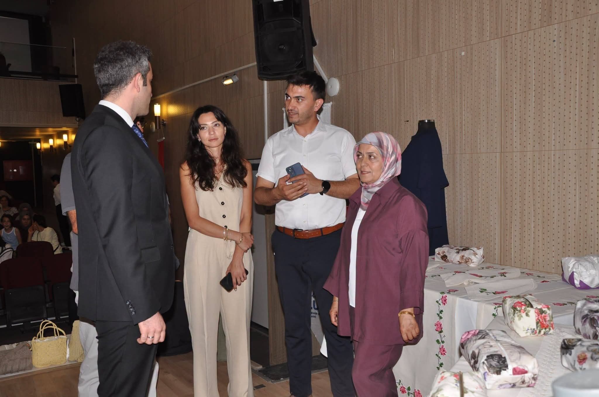 Manisa'da Yıl Sonu Sergisine Yoğun Ilgi! (1)