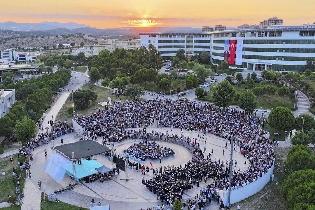 Manisa'da Yüzlerce Genç Mühendis Mezun Oldu! (1)