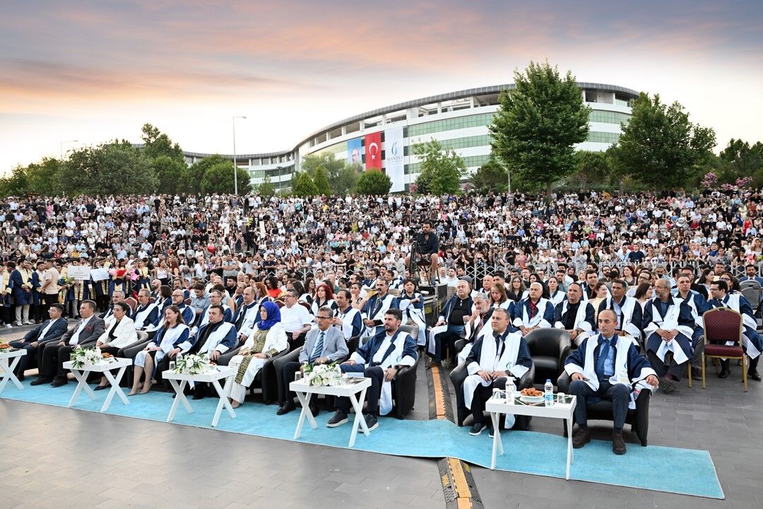 Manisa'da Yüzlerce Genç Mühendis Mezun Oldu! (4)