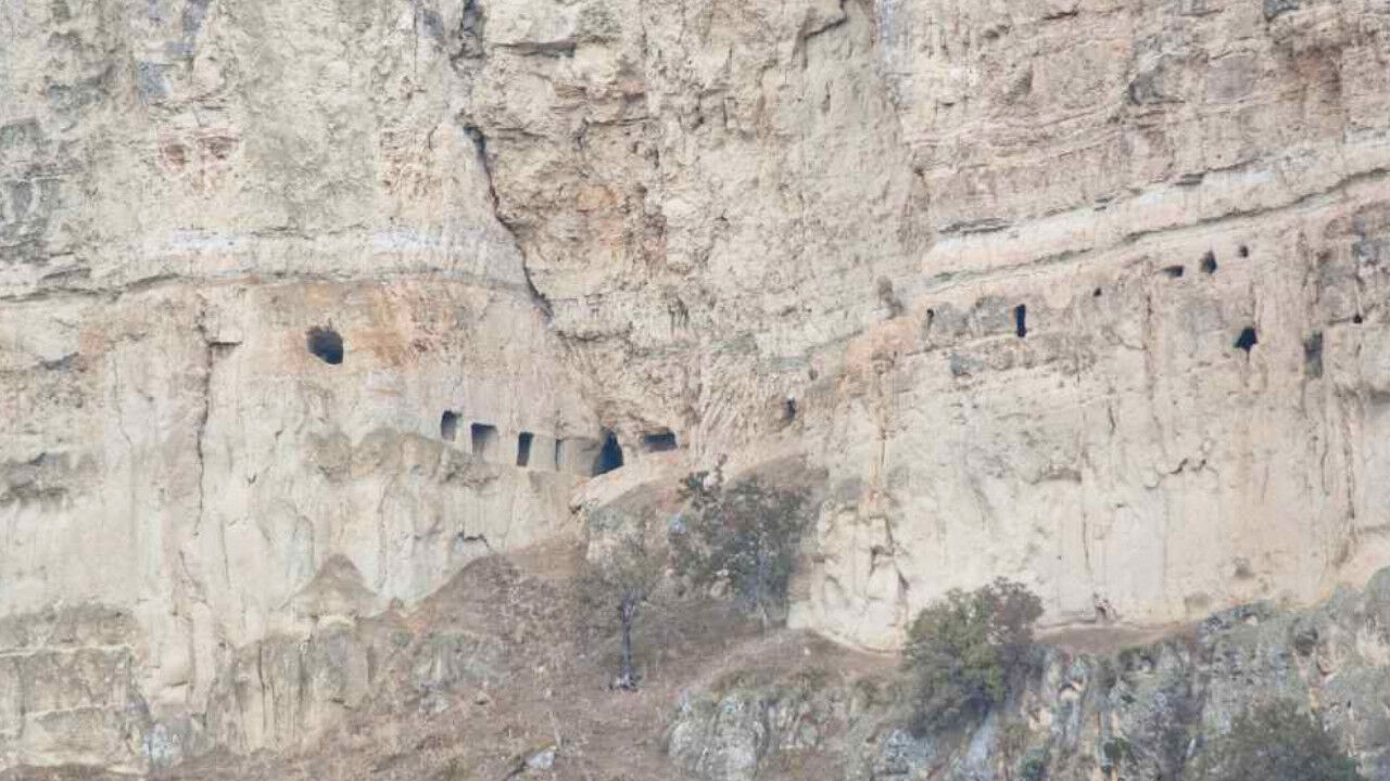 Manisa'nın Gizli Kalmış Tarihi Delikyar Manastırı Keşfedilmeyi Bekliyor .2
