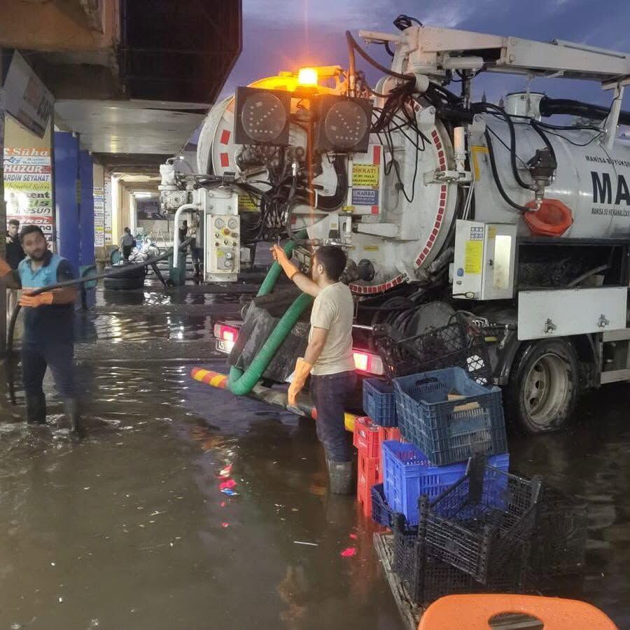 Salihli’de Afet Sonrası Büyük Seferberlik Tüm Birimler Sahada! (4)