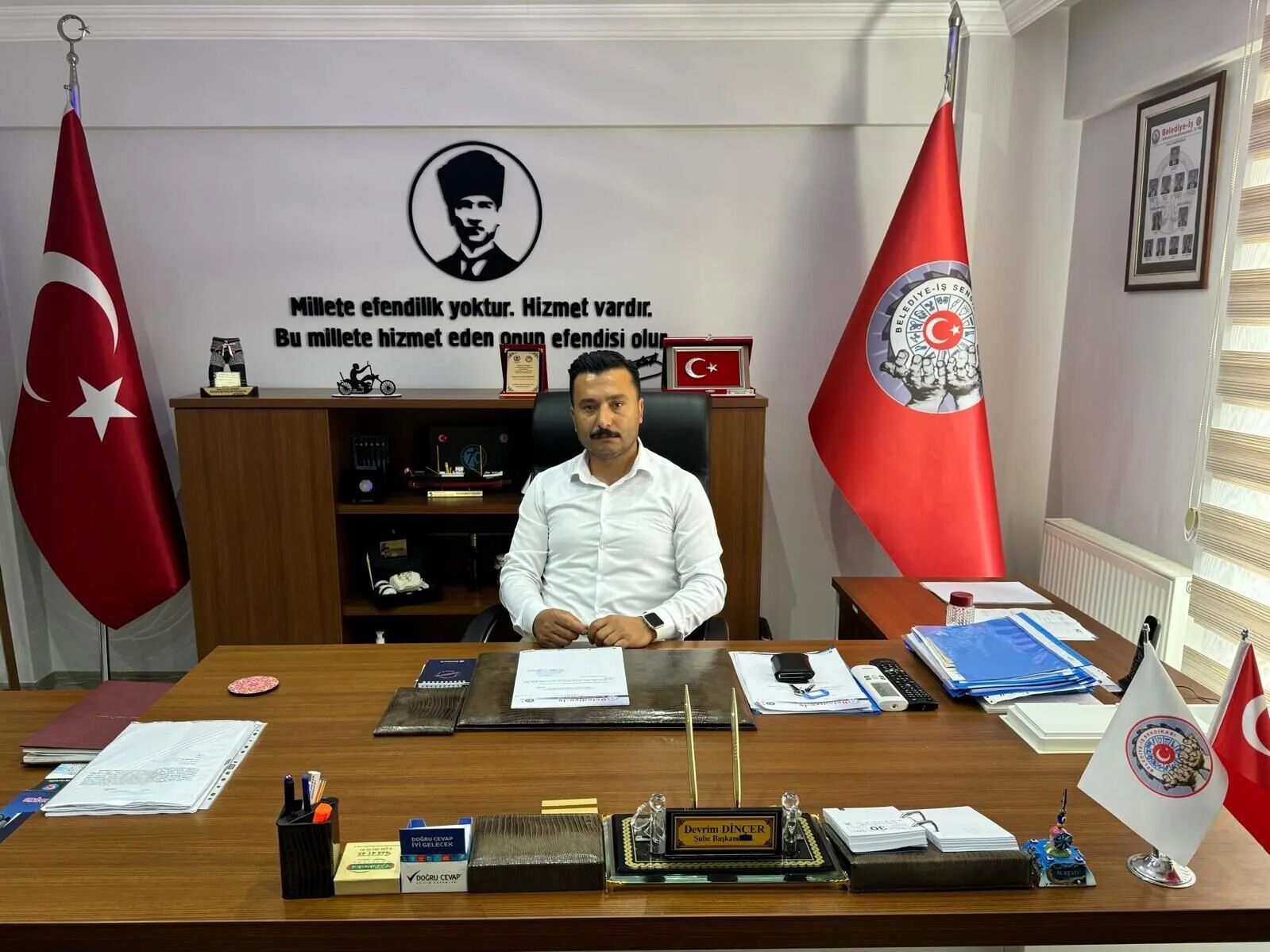 Manisa'da lastiği patlayan otomobil refüje çarptı: Sendika Başkanı Devrim Dinçer yaralandı-.1