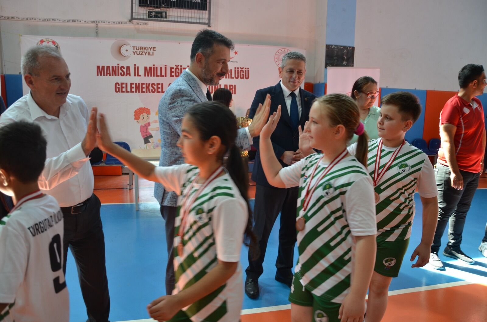 Manisa'da 21 bin öğrenci geleneksel oyunlarda buluştu-1