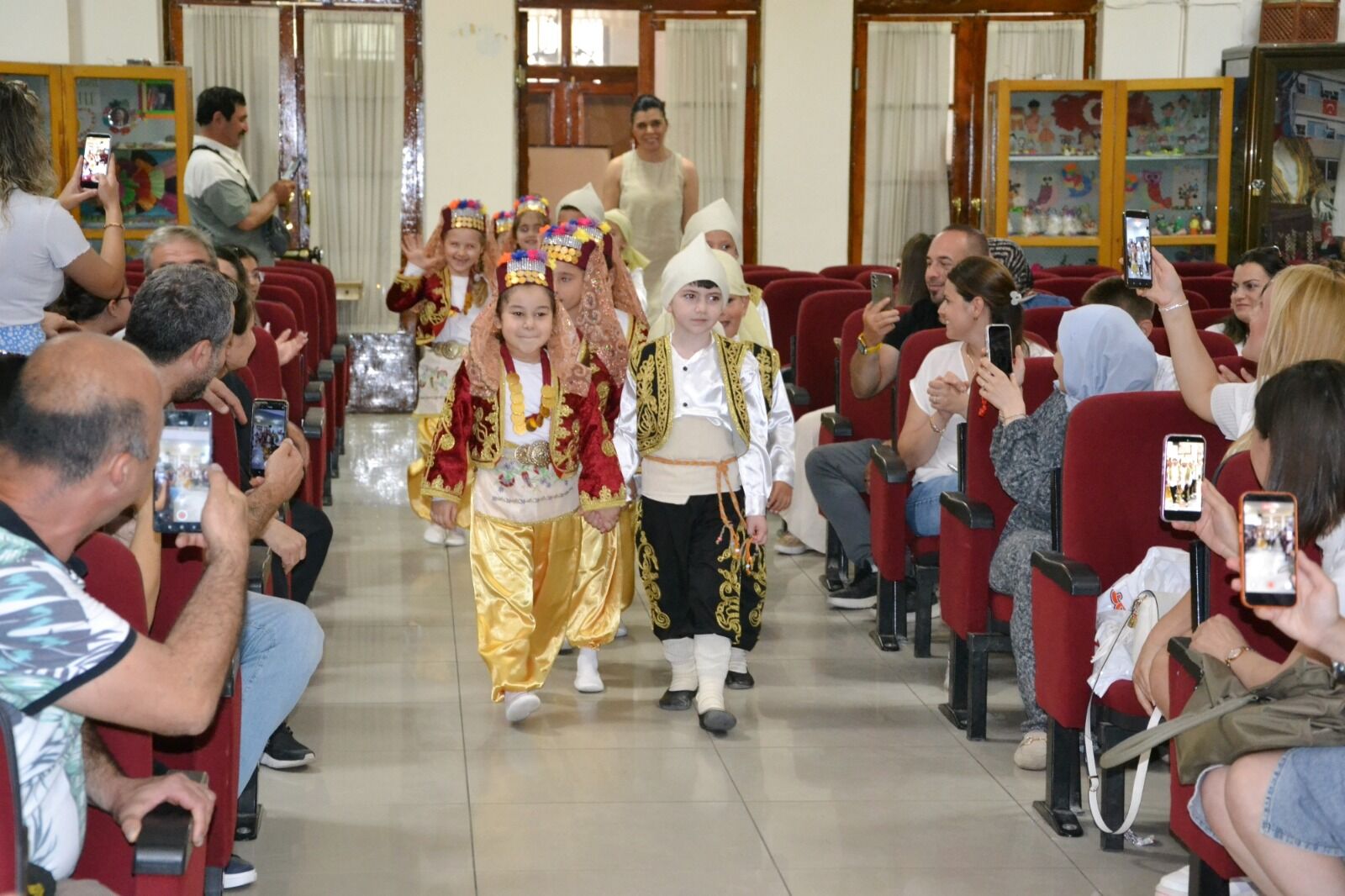 Manisa'da miniklerden yıl sonu gösterisine renkli damga-1