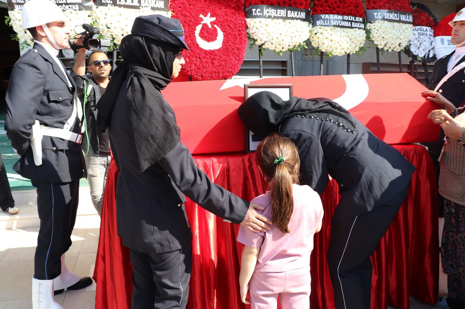 Silahlı saldırıda şehit olan polis memuru Tayfun Baş son yolculuğuna uğurlandı