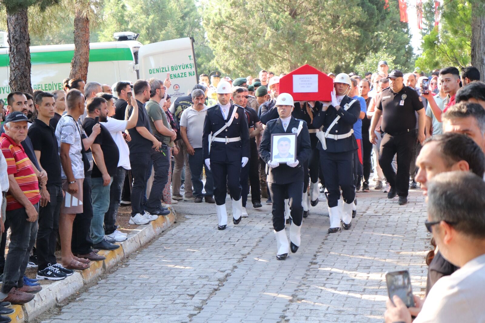 Silahlı saldırıda şehit olan polis memuru Tayfun Baş son yolculuğuna uğurlandı-3