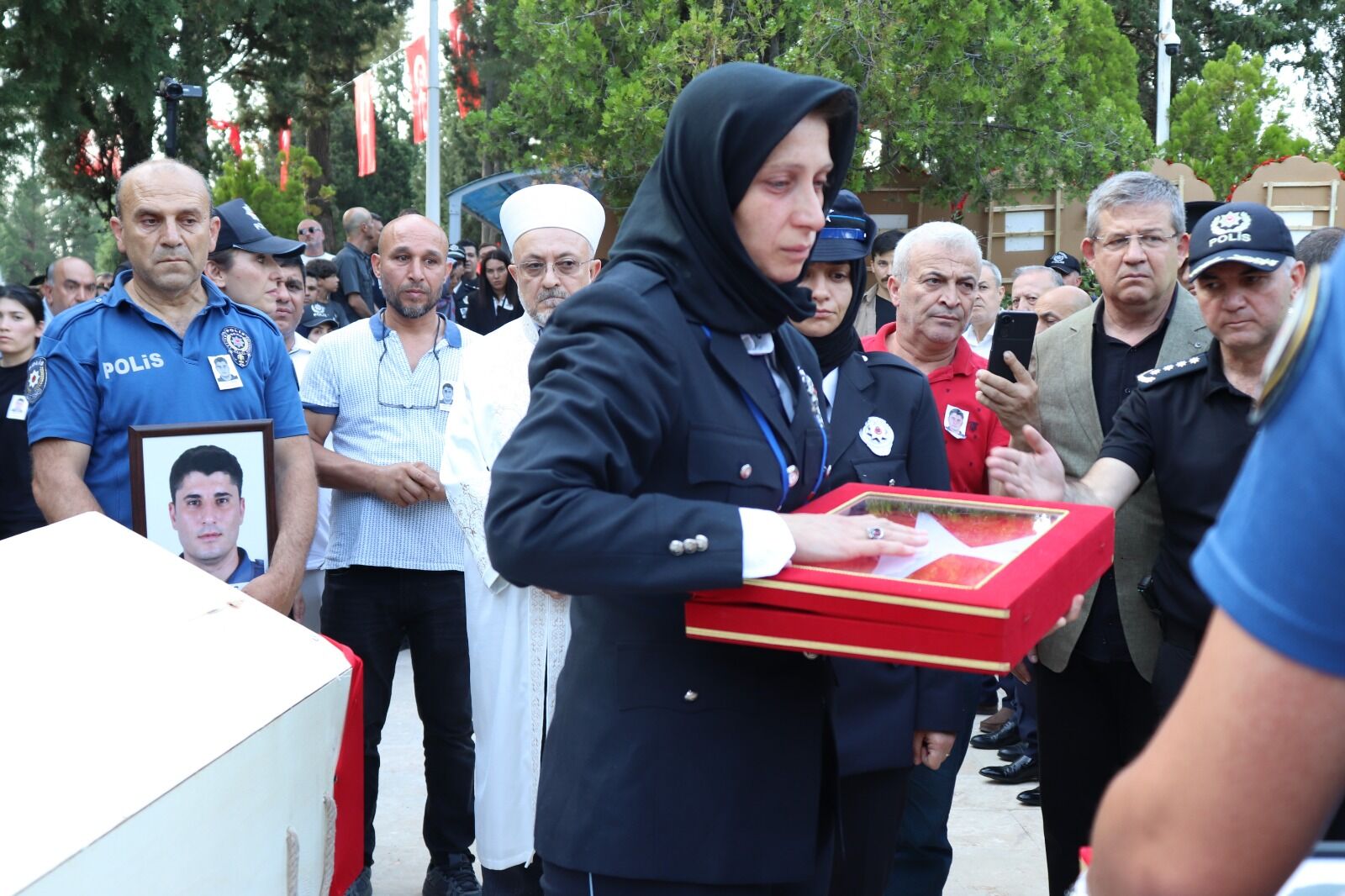 Silahlı saldırıda şehit olan polis memuru Tayfun Baş son yolculuğuna uğurlandı-2