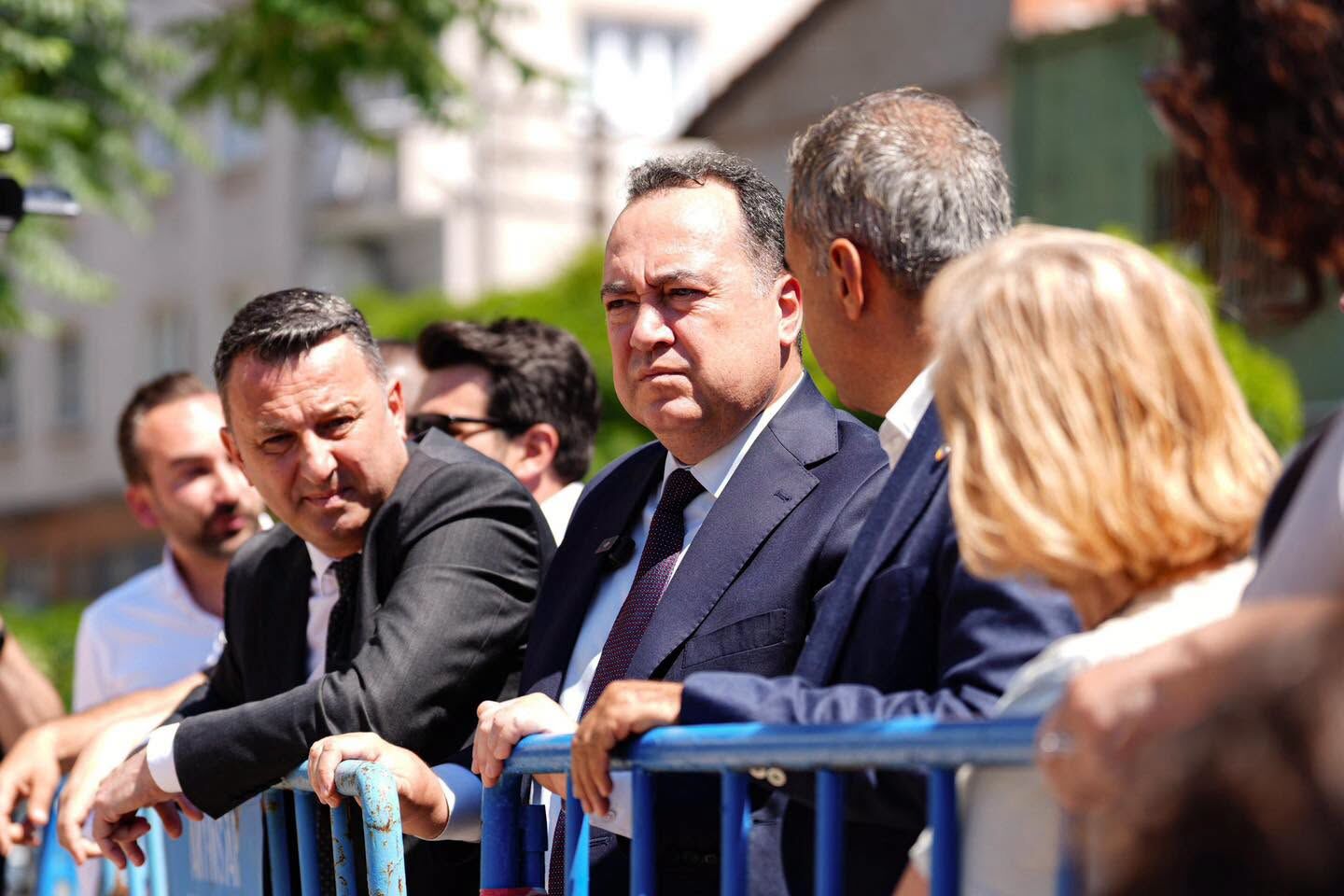 İlçemizin önemli ihtiyaçlarından biri olan otopark sorununa çözüm getirecek bu yatırımın, çarşı esnafımıza da hareketlilik kazandırarak Akhisar’ımıza değer katacağına inanıyorum.