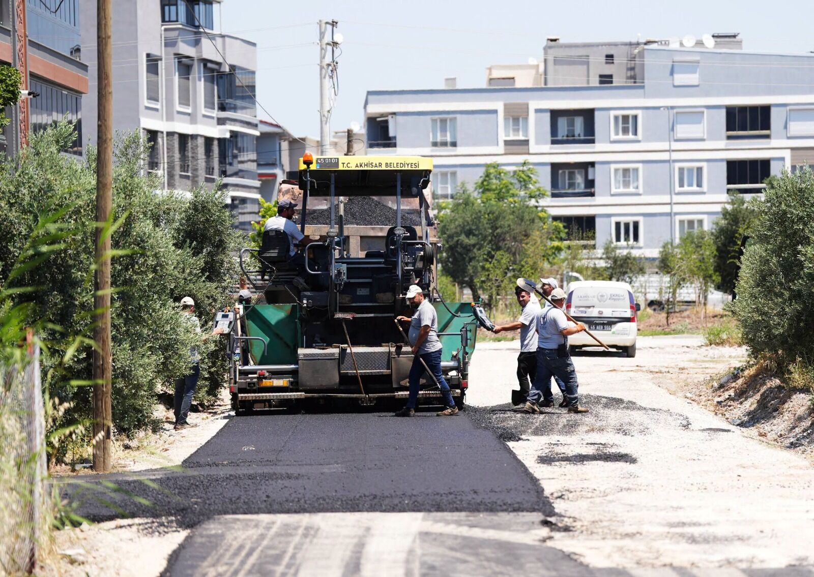 Akhisar'da 400 ton sıcak asfalt hamlesi-1