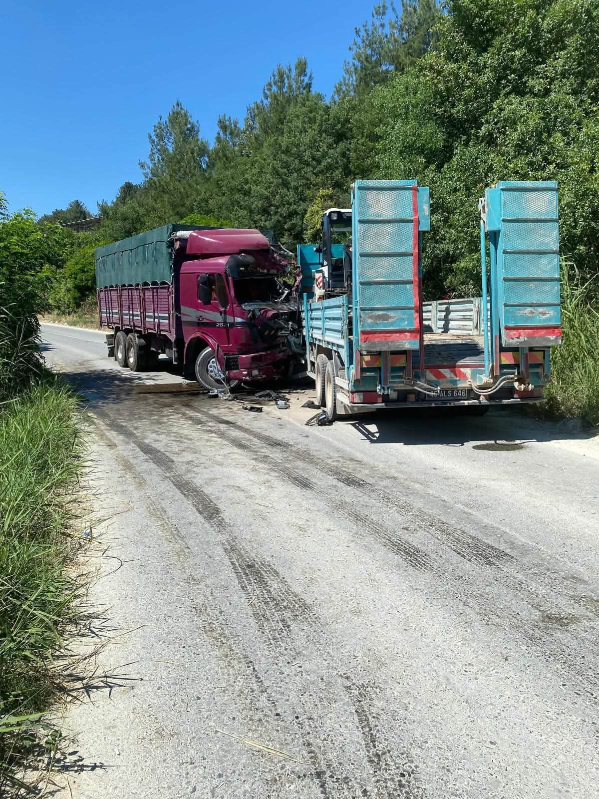 Manisa’da kafa kafaya çarpışan iki kamyonun sürücüleri hayatını kaybetti