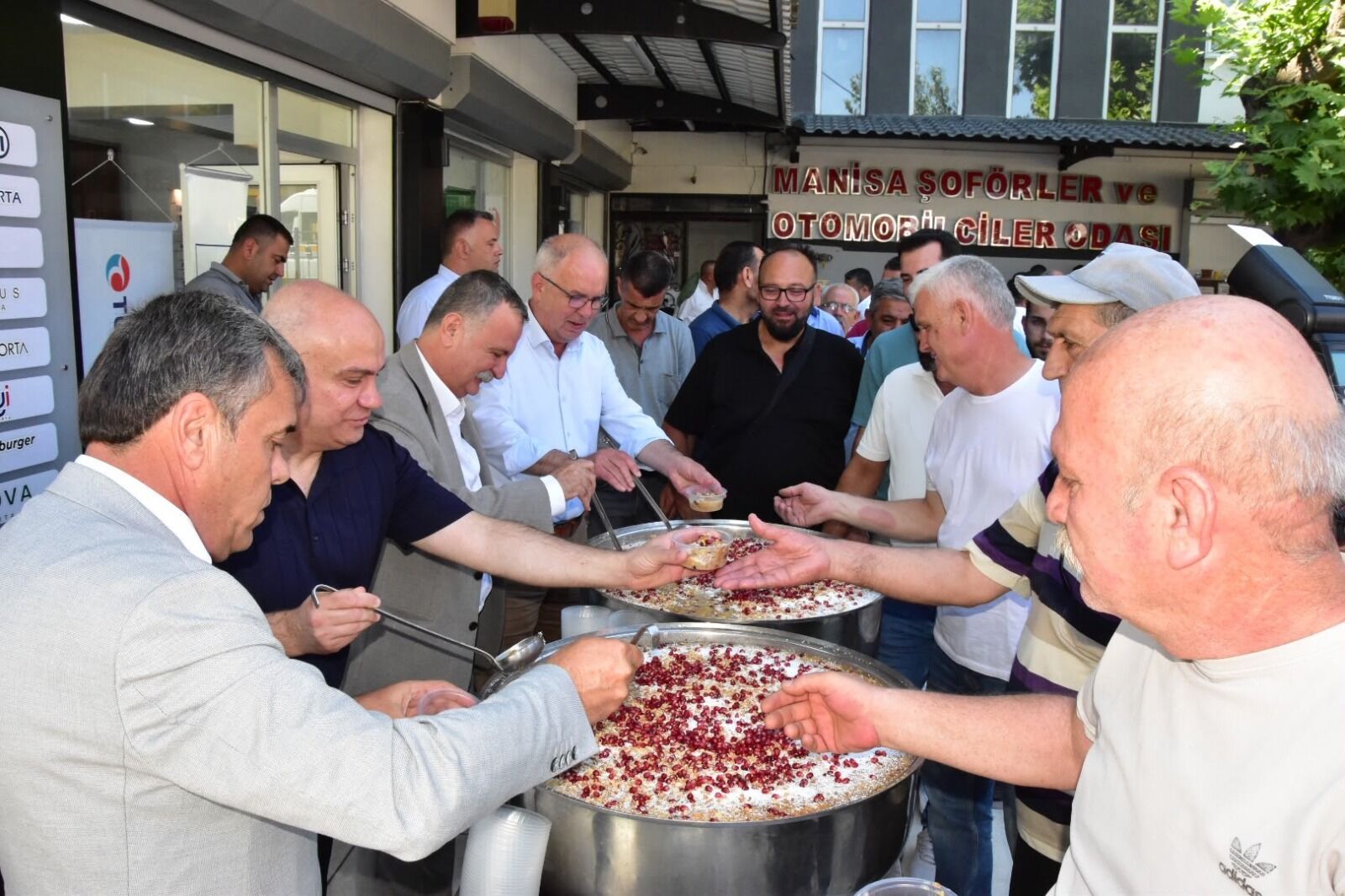 Manisa Protokolü Şoförler Odası'nın Aşure Hayrında Bir Araya Geldi