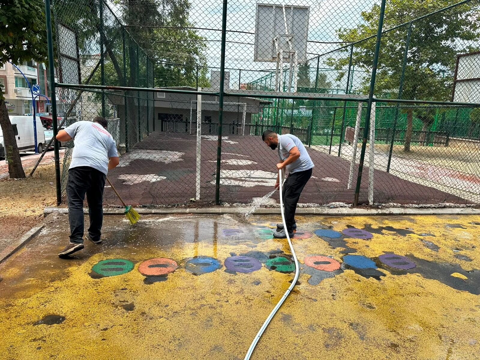 Yunusemre’de Çocuk Parklarına Hijyen Seferberliği
