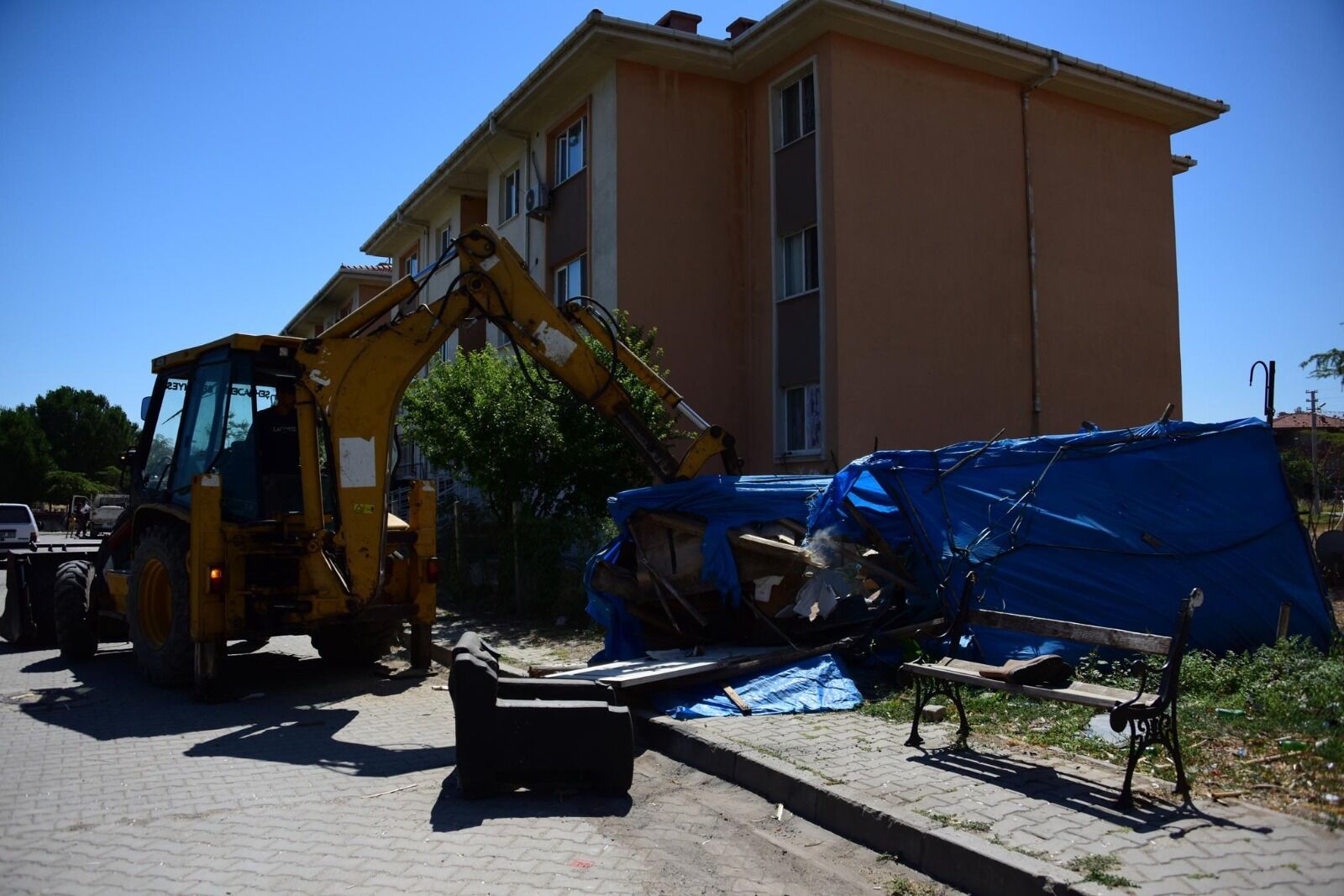 Selimşahlar’da Kaçak Yapılar Tek Tek Yıkıldı
