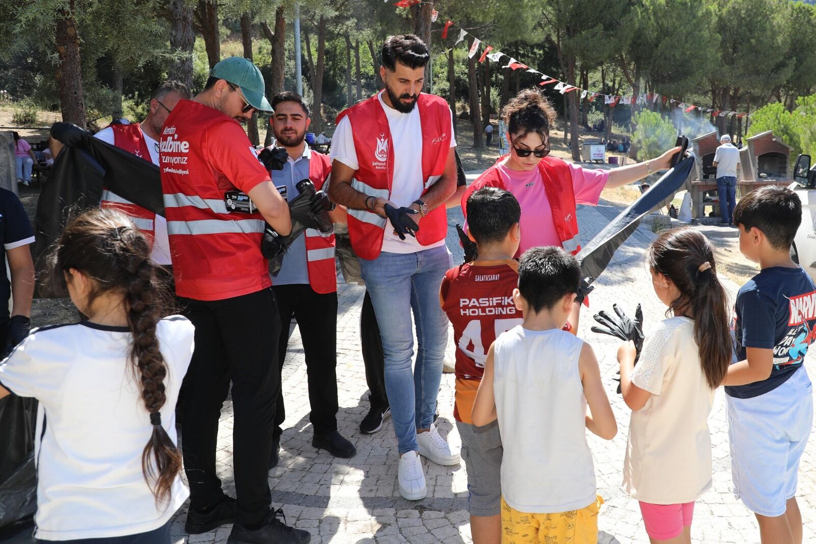 Şehzadeler’de El Ele Temizlik: Hamalın Kırı Nefes Aldı!-1