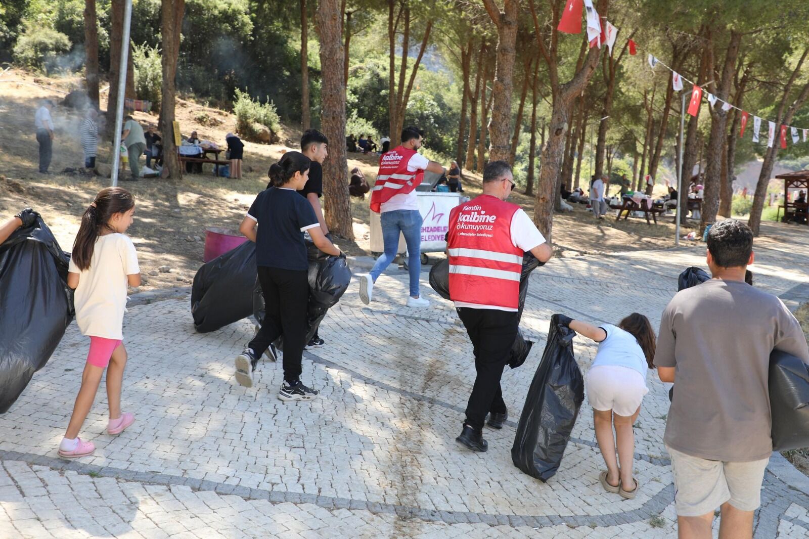 Şehzadeler’de El Ele Temizlik: Hamalın Kırı Nefes Aldı!-2