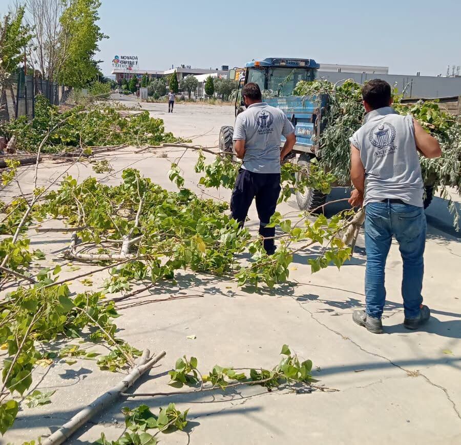 Akhisar’da fırtına ve dolu sonrası ekipler seferber oldu!