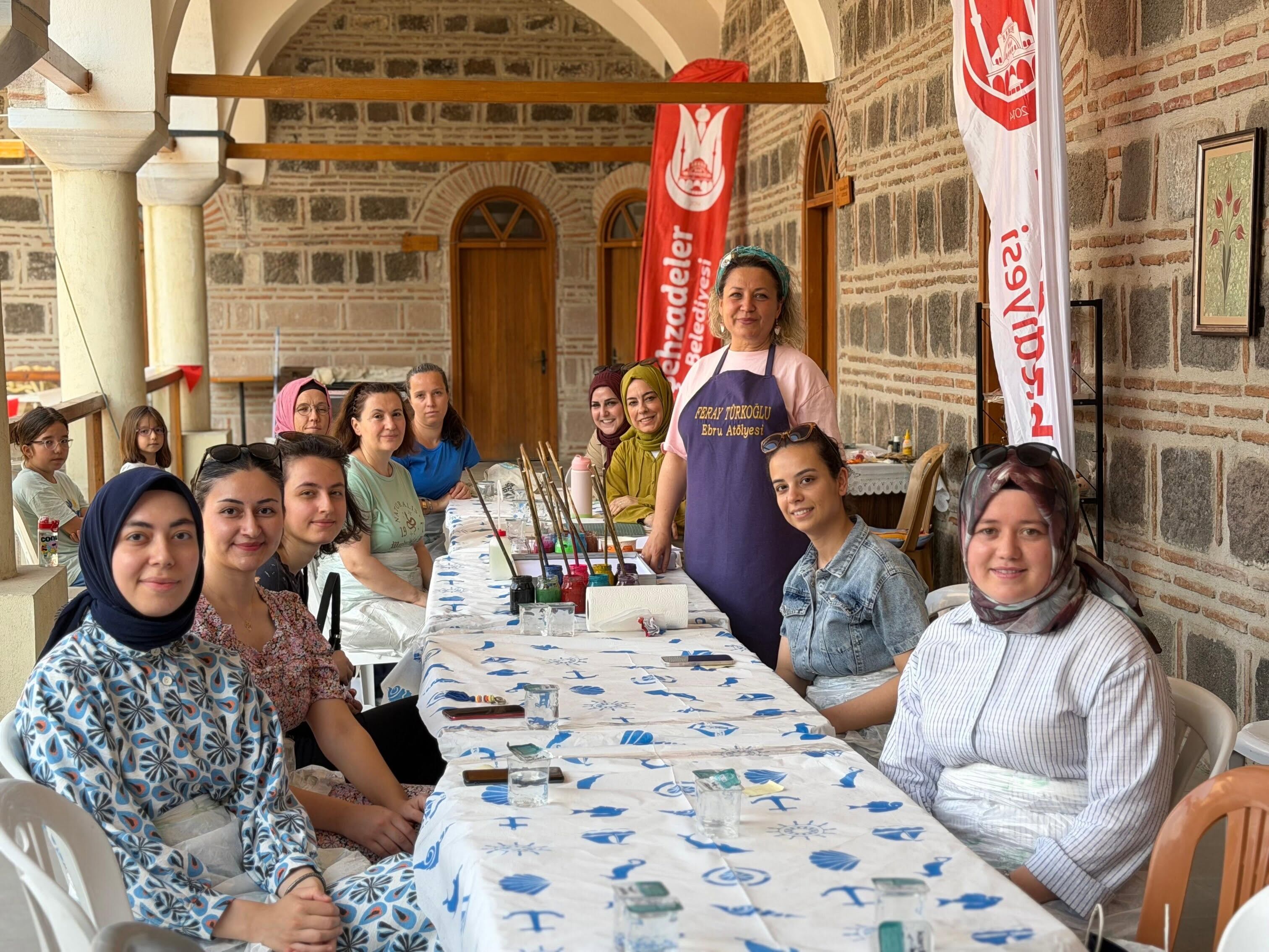 Manisa'da ebru sanatı atölyesi yoğun ilgi gördü-2