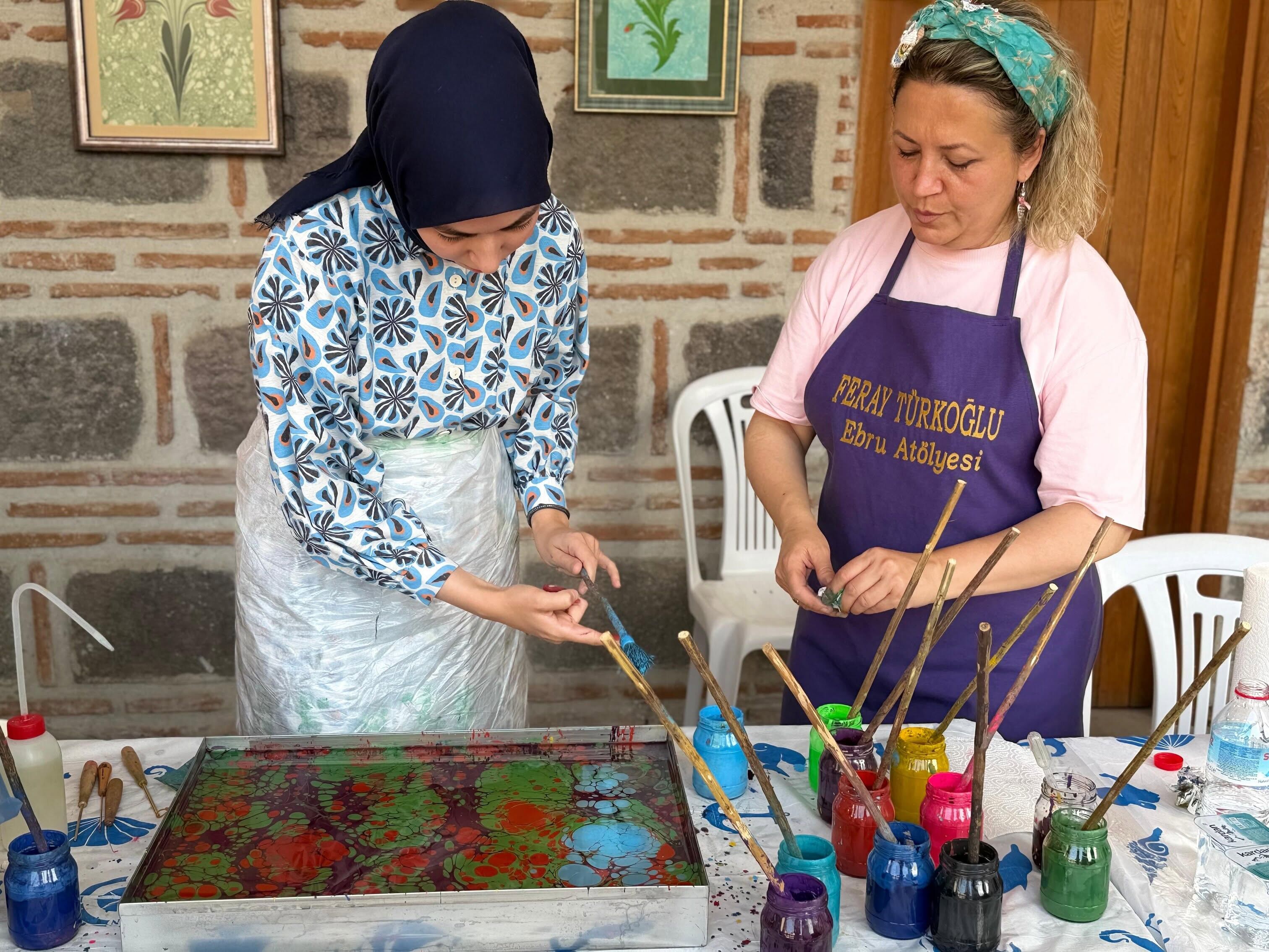Manisa'da ebru sanatı atölyesi yoğun ilgi gördü