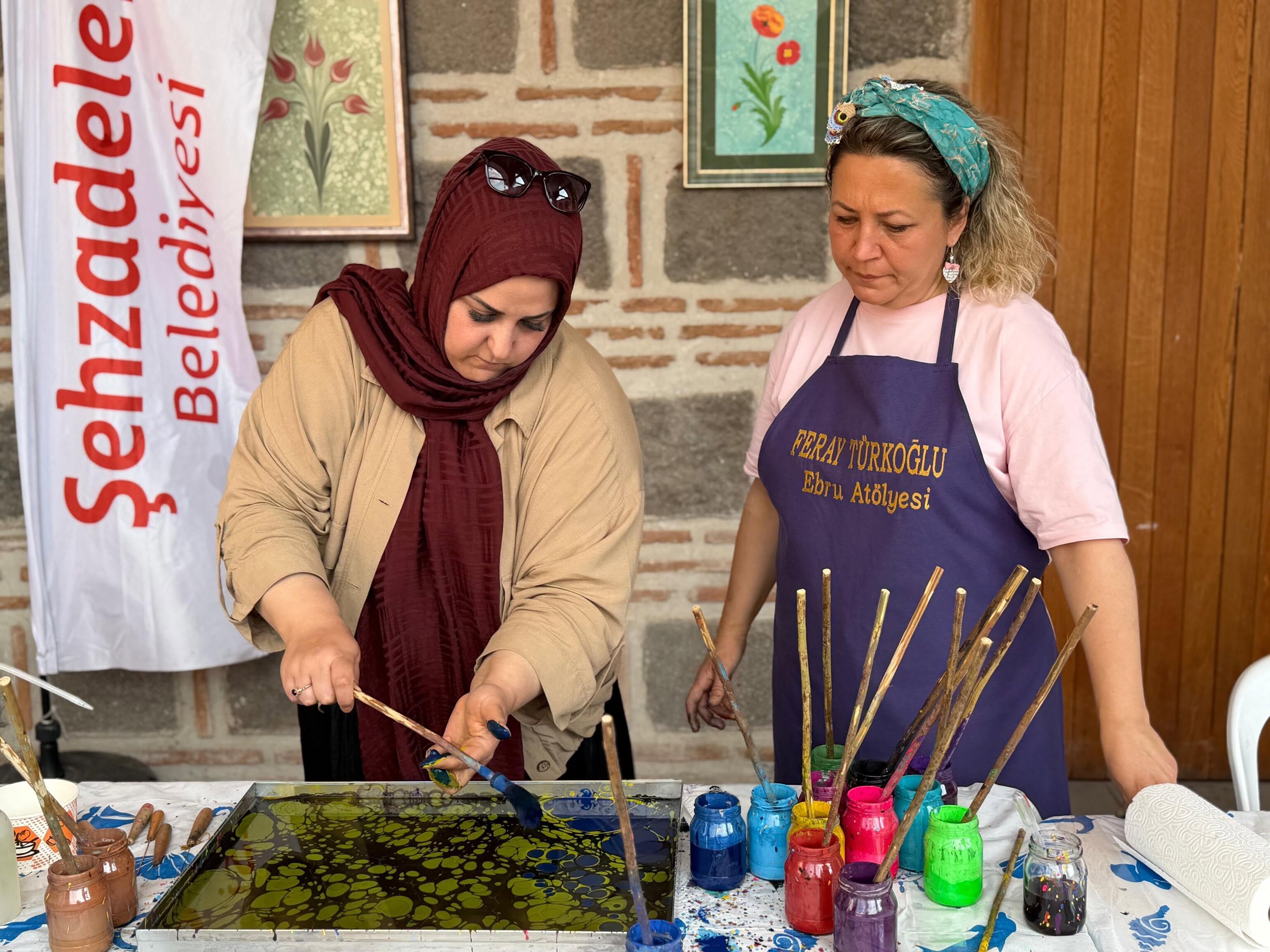 Manisa'da ebru sanatı atölyesi yoğun ilgi gördü-1