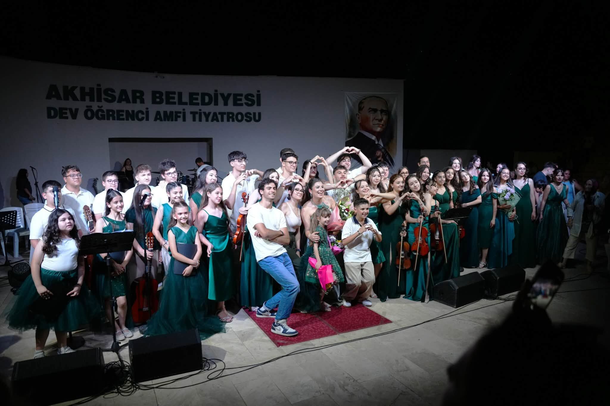 Manisa'da gençlik orkestrasından müzik şöleni