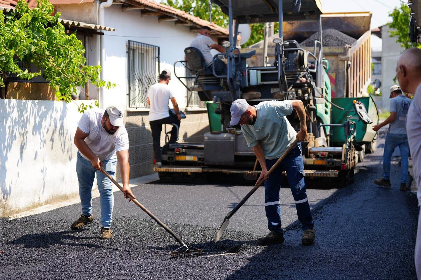 Akhisar’da modern yol çalışmaları devam ediyor