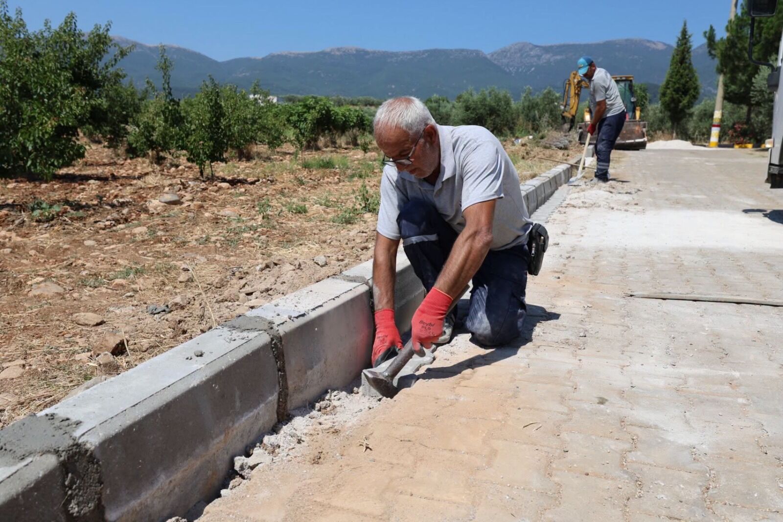 Şehzadeler’de yol ve kaldırım çalışmaları tamamlandı