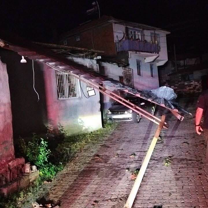 Şiddetli yağış ve fırtına Manisa'nın iki ilçesini vurdu-2