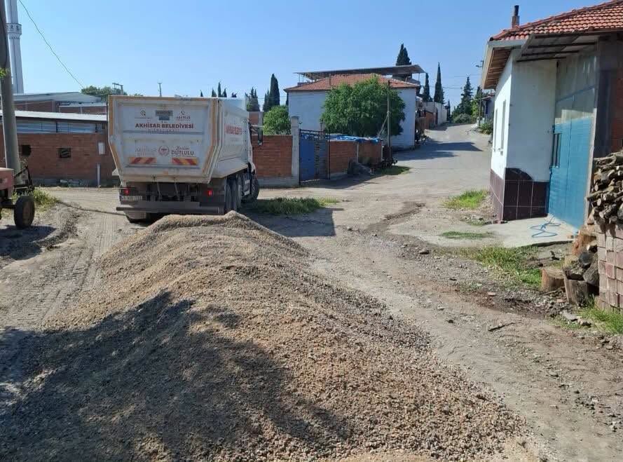 Manisa'da kırsal mahalleye yol yatırımı